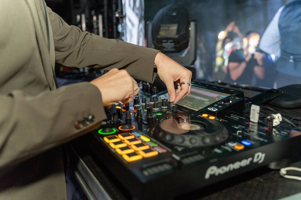 manos DJ
