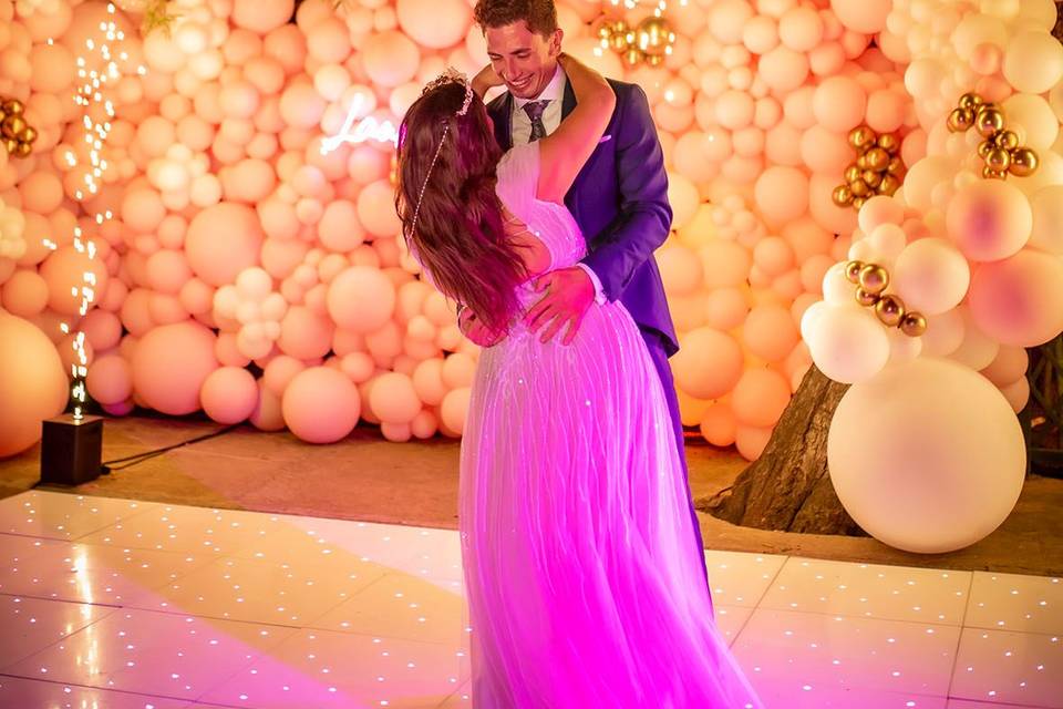 Novios bailando con globos