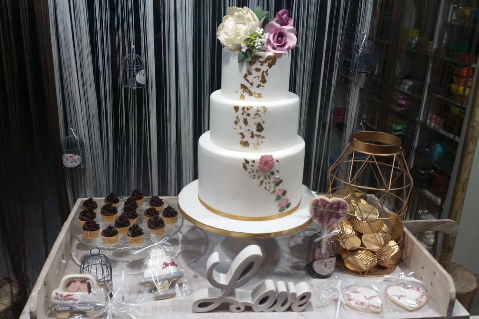 Tarta de boda con novios personalizados