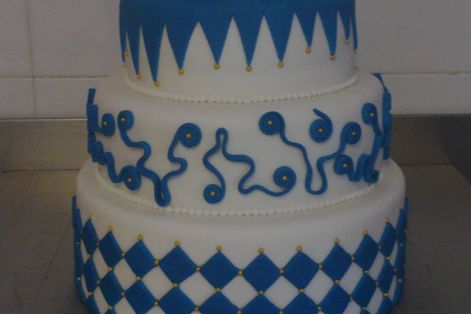 Tarta azul y blanca