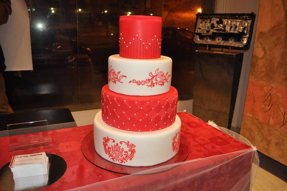 Tarta de boda roja y blanca