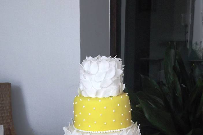 Tarta de boda amarilla y blanca