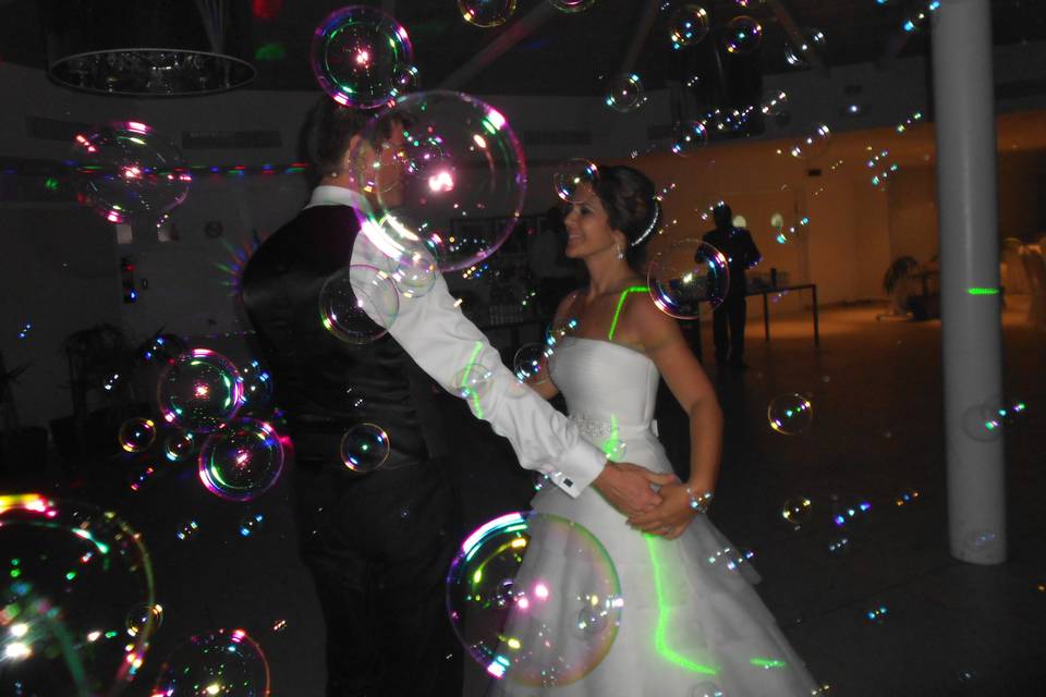 Baile nupcial con burbujas