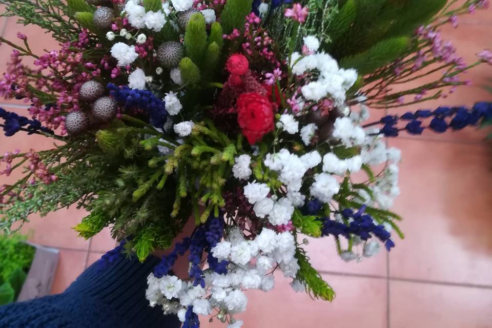 Bouquet de rosas, calas y botones