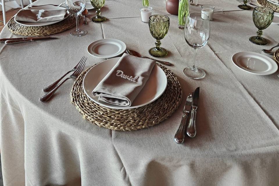 Montaje de mesa de banquete