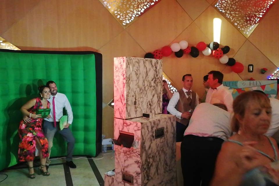Pareja delante del fotomatón