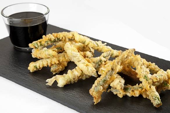 Espárragos verdes en tempura