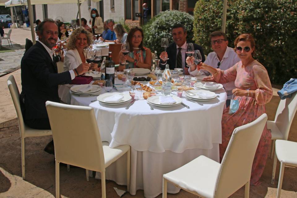 Mesa en jardín