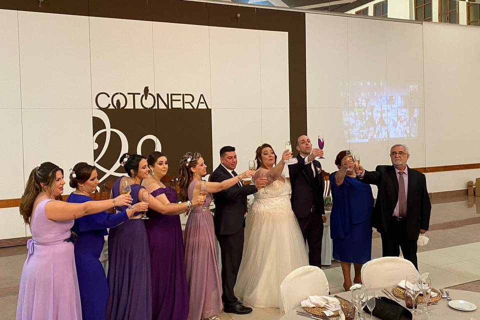 Brindis con damas de honor