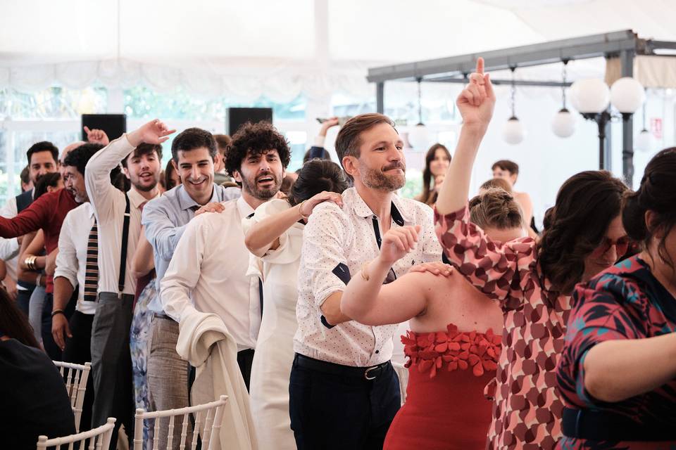 FIESTA CON INVITADOS BODA