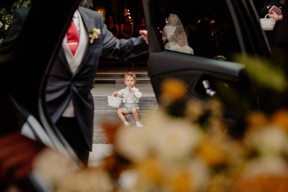 LOS PAJES ESPERANDO A LA NOVIA