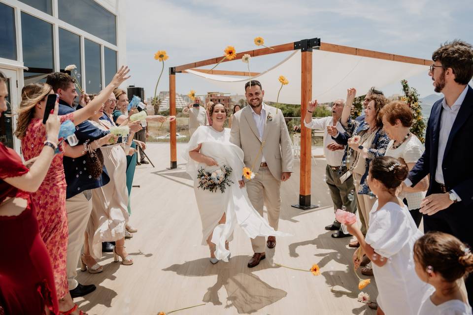 SALIDA DE LOS NOVIOS FLORES