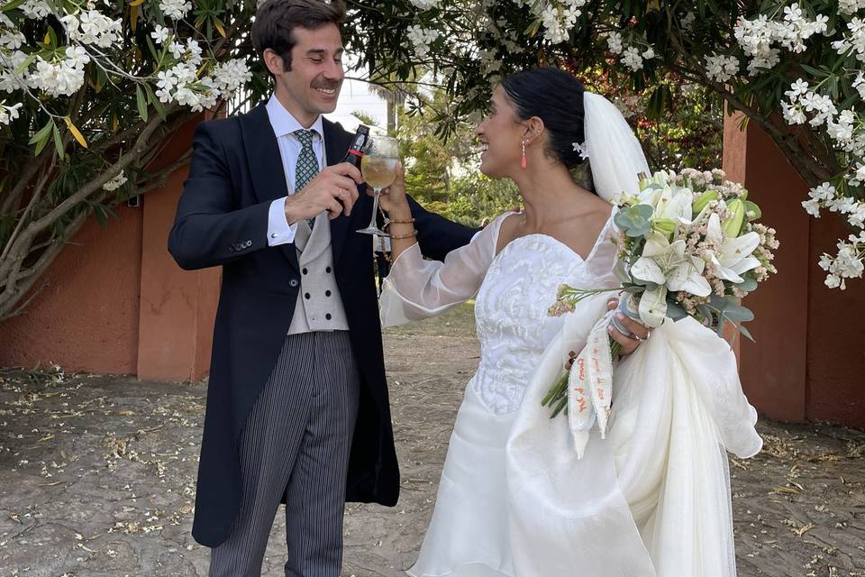 Boda bajo las flores