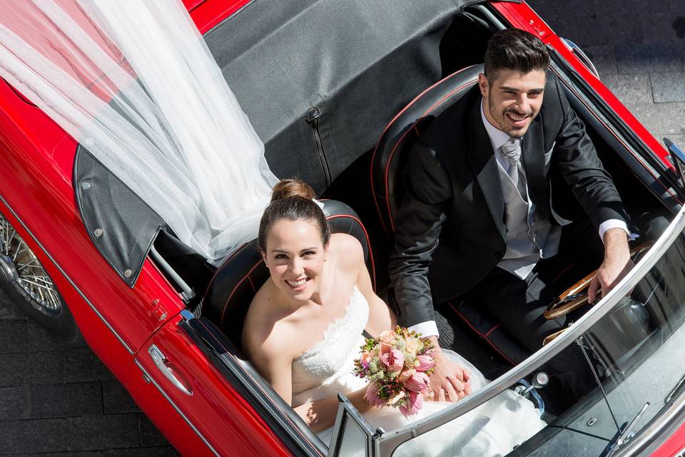 Novios en el coche