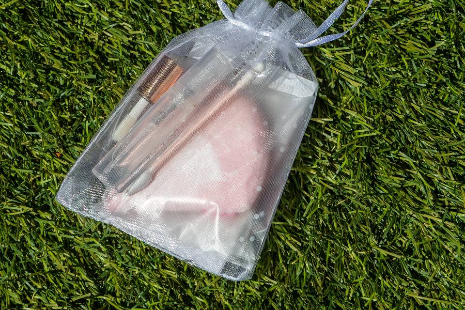 Bolsa de regalo en césped