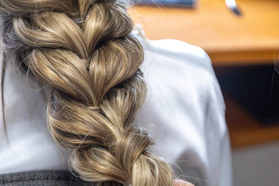 Manos trenzando cabello