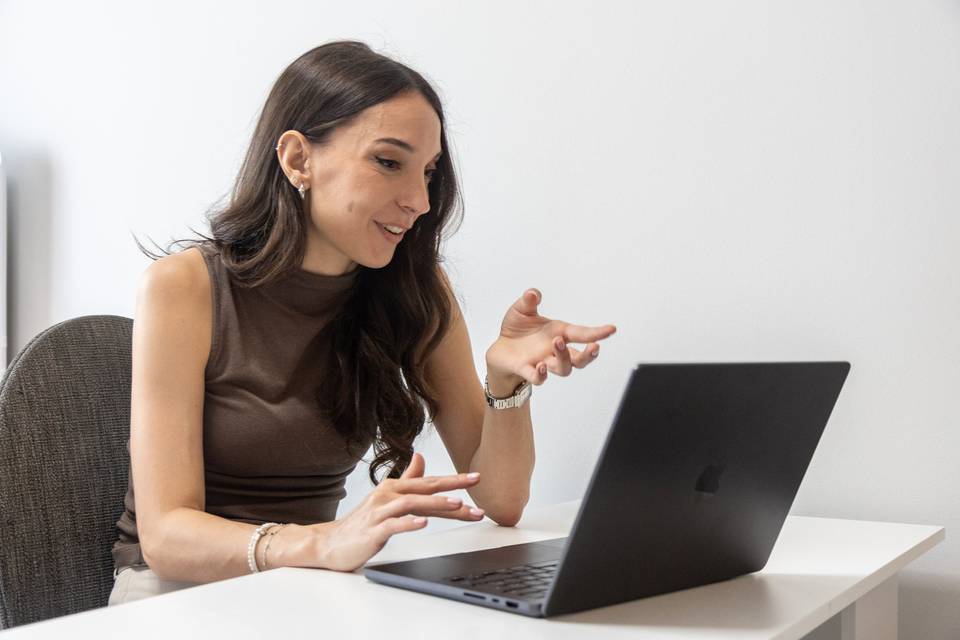 Mujer usando ordenador portátil