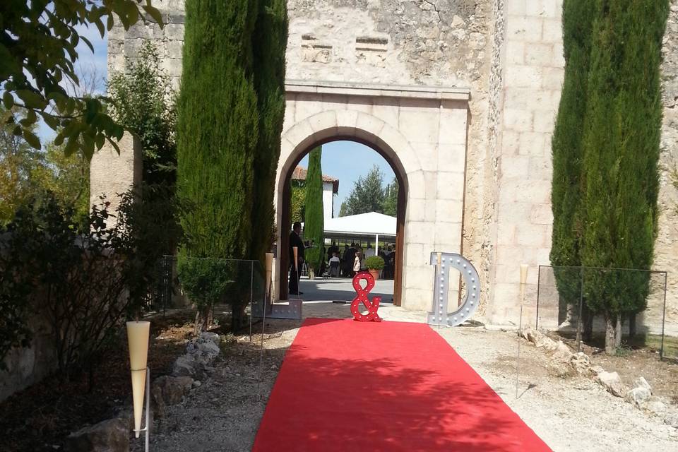 Entrada por portico iglesia