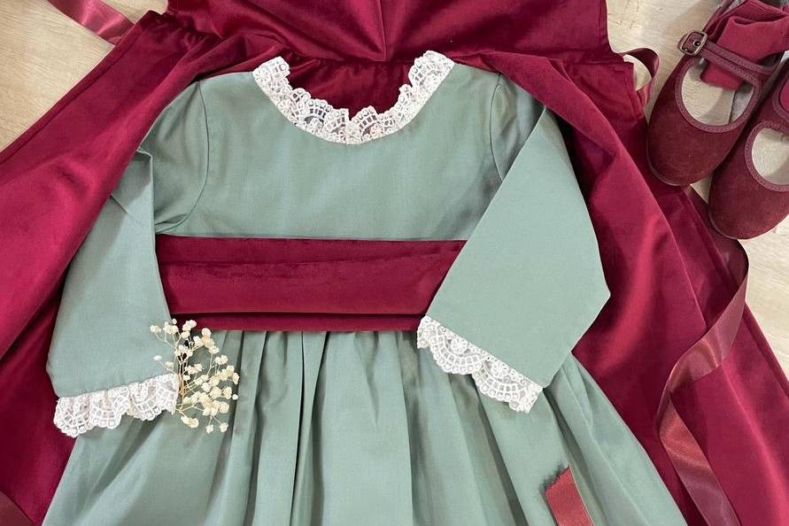 Vestido verde oliva con capa