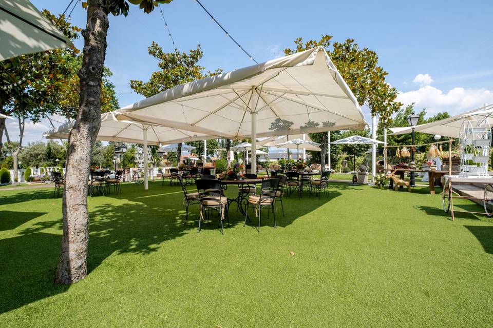 carpa_blanca_metal_mesas_jardin