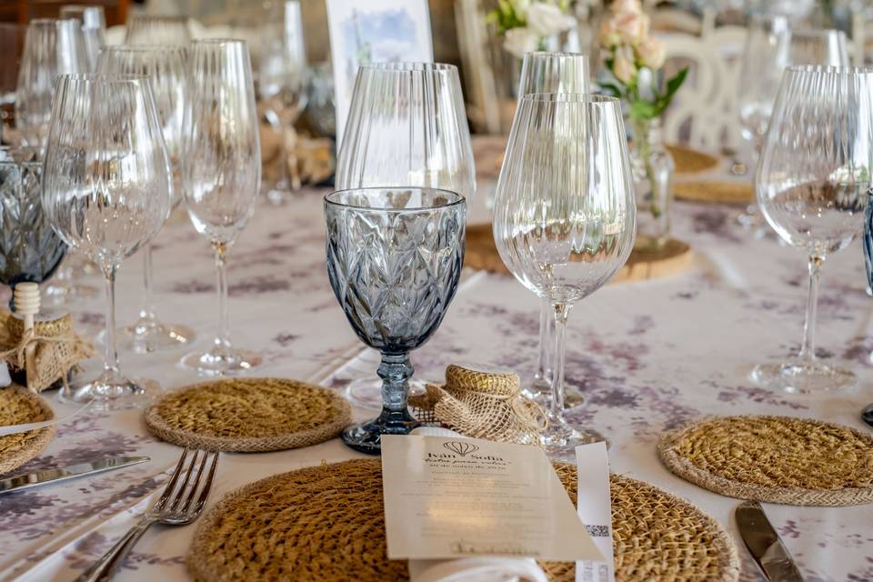 detalle_copa_cristal_azul_mantel