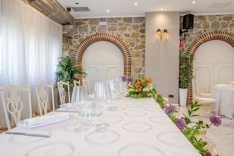 mesa_larga_mantel_blanco_flores