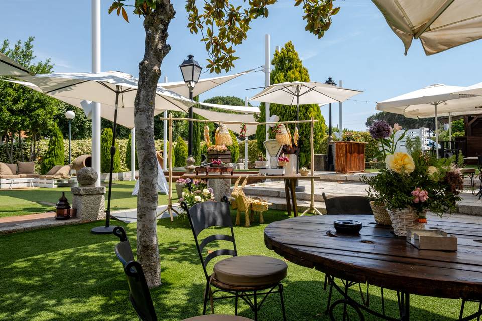 mesa_redonda_madera_flores_jardin