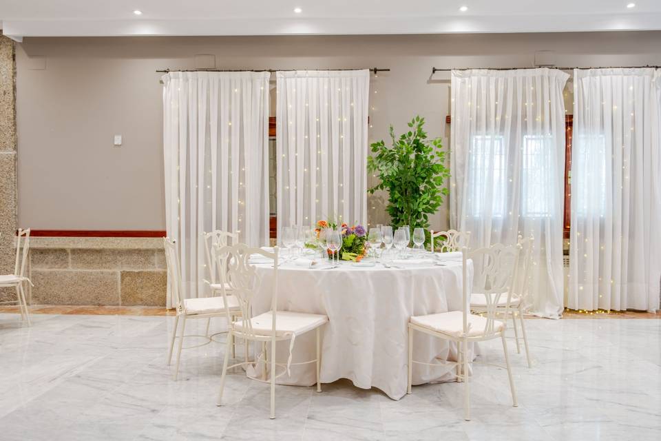 mesa_redonda_mantel_blanco_copas