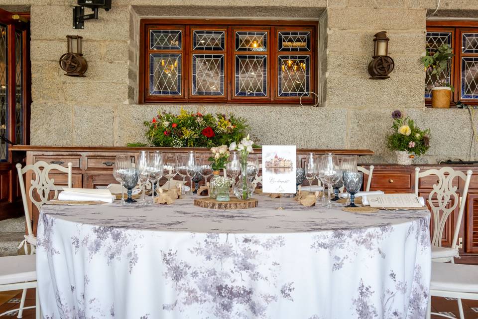mesa_redonda_mantel_floral_gris