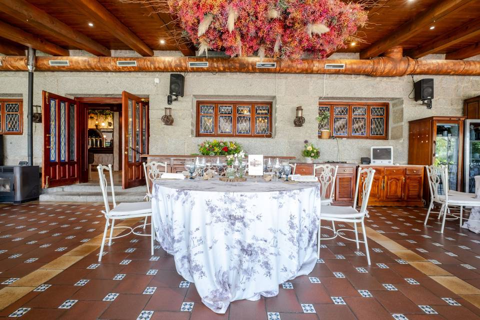 mesa_redonda_mantel_floral_sillas_blancas