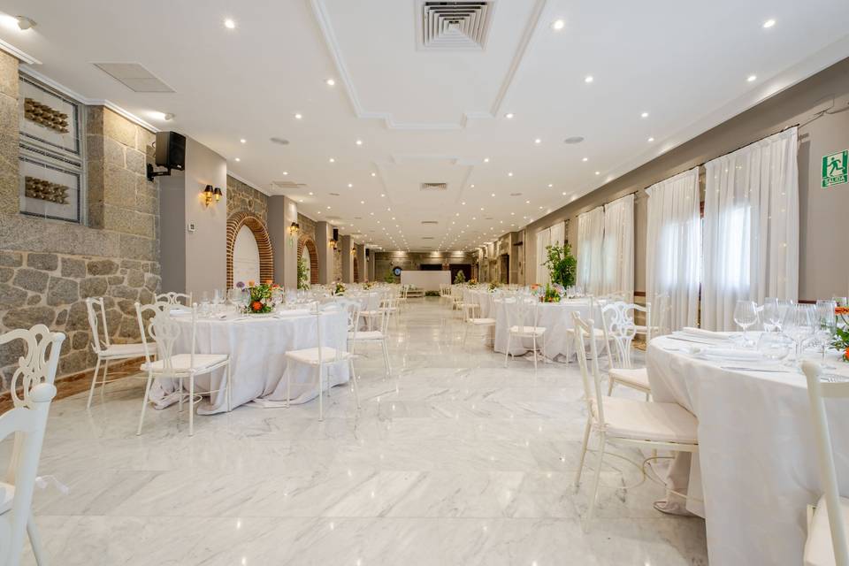 salon_boda_marmol_mesas_blancas