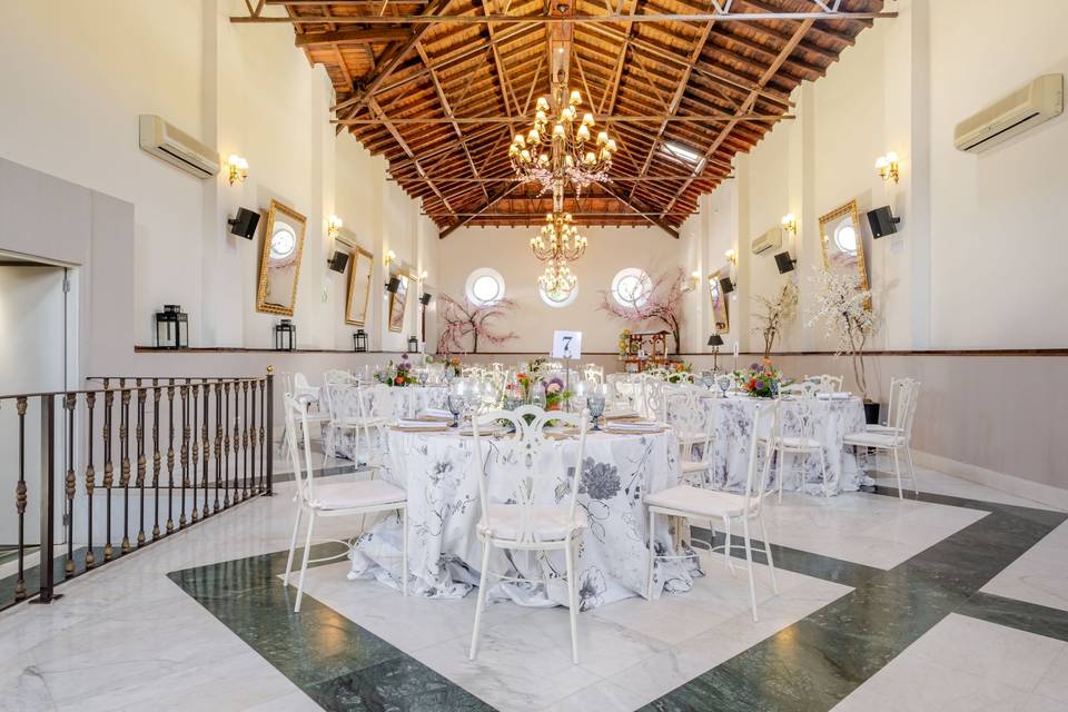 salon_boda_mesas_redondas_mantel_floral