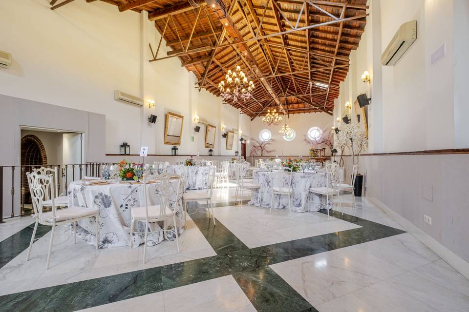salon_boda_mesas_redondas_mantel_flores