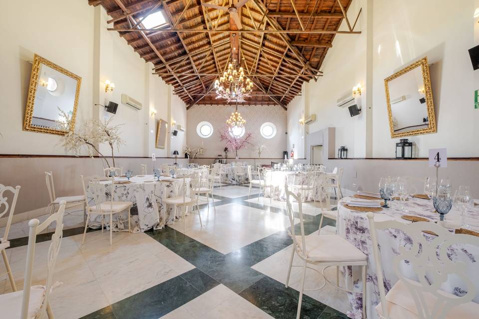 salon_boda_techo_madera_candelabros