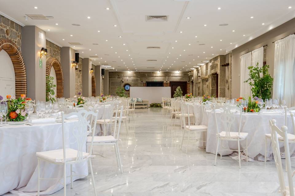 salon_evento_mesas_largas_blancas