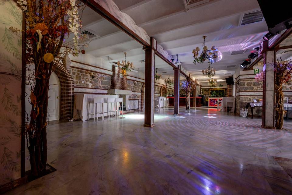 salon_evento_pared_piedra_luces