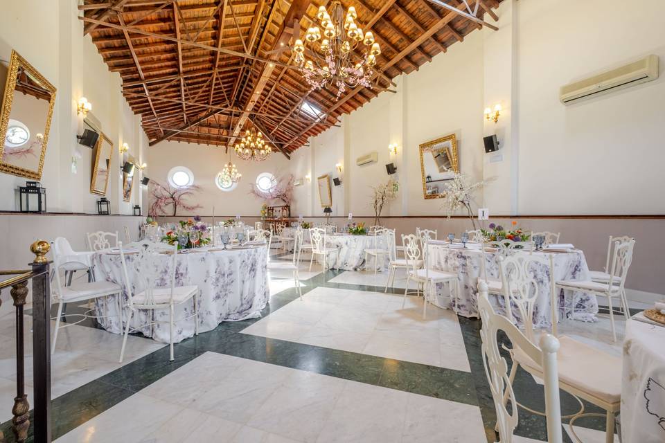 salon_techo_madera_mesas_redondas