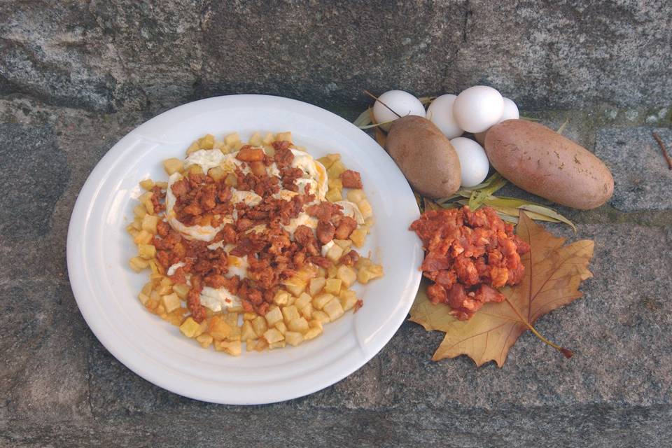 Huevos rotos con picadillo