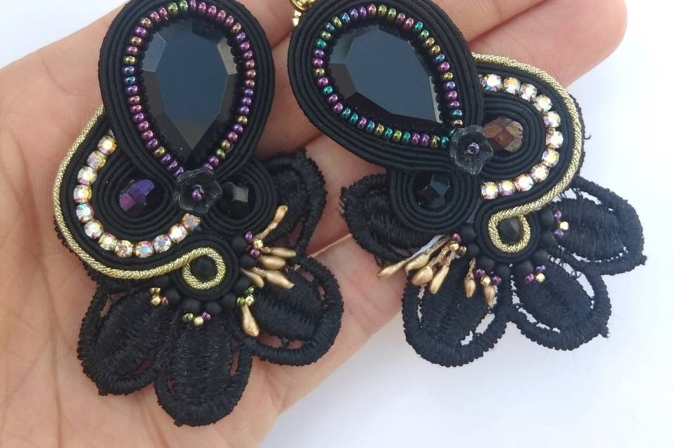 Pendientes negros