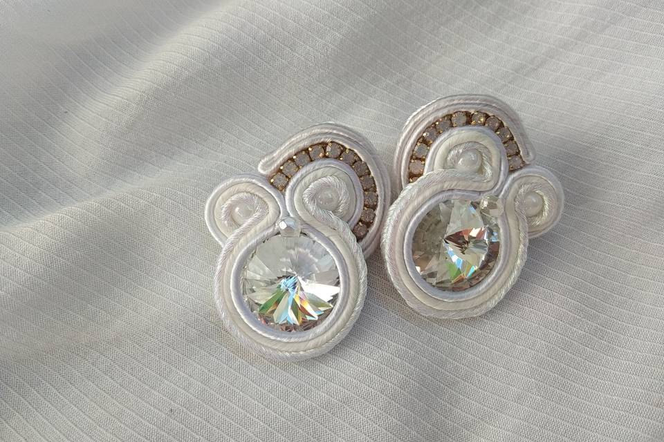 Pendientes blancos soutache