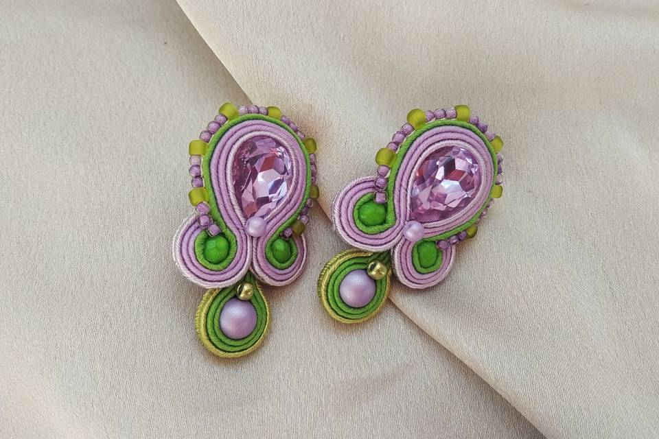 Pendientes cortos lila verde