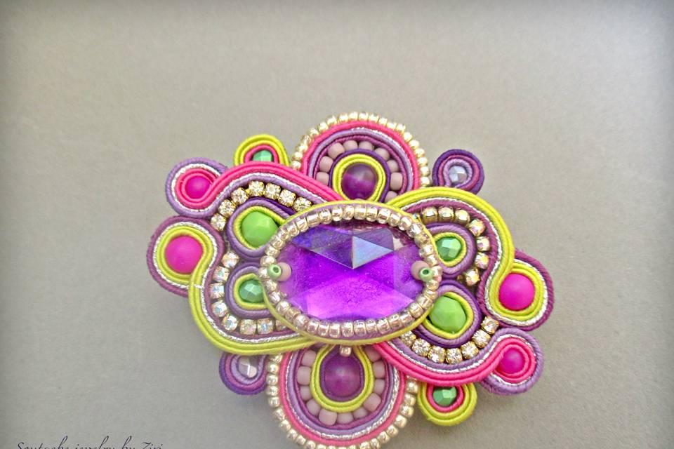 Broche morado verde