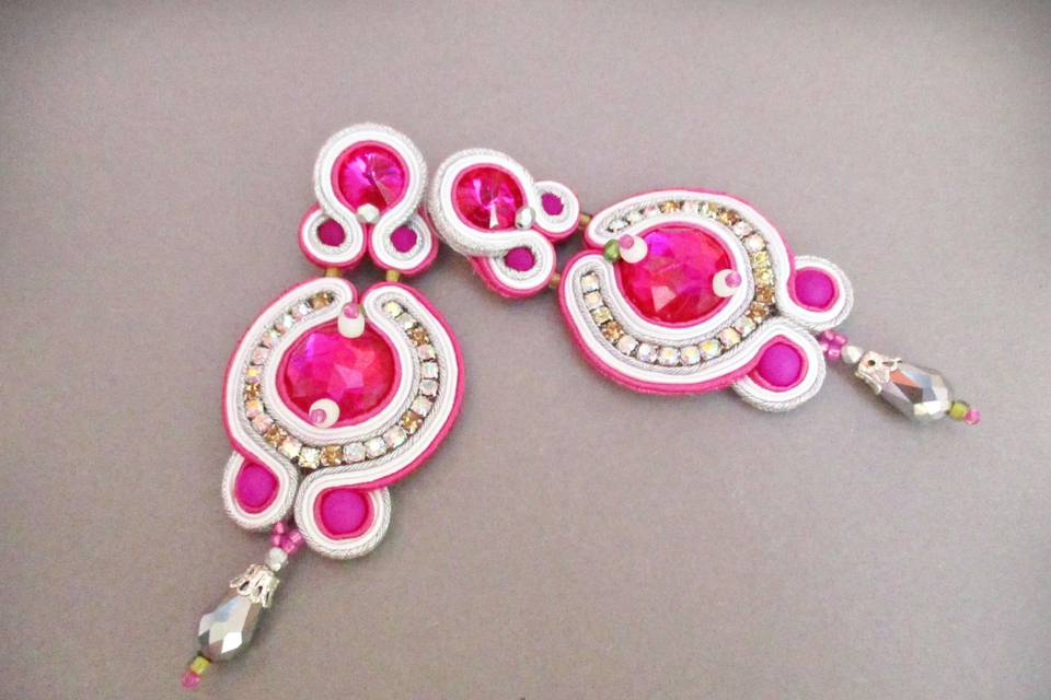 Pendientes blanco fucsia