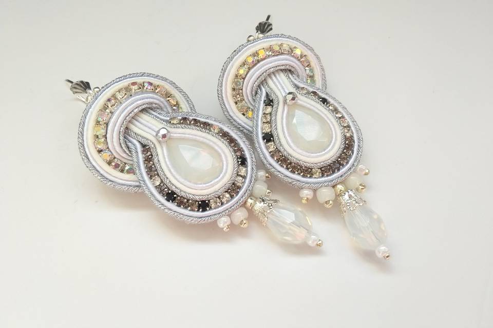 Pendientes blanco plateado