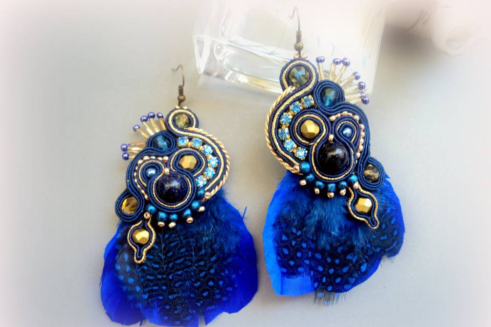 Pendientes azul plumas