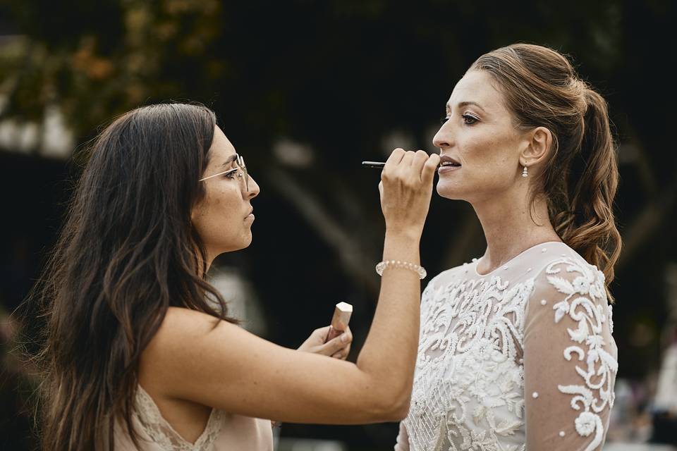 Ultimando detalles del makeup