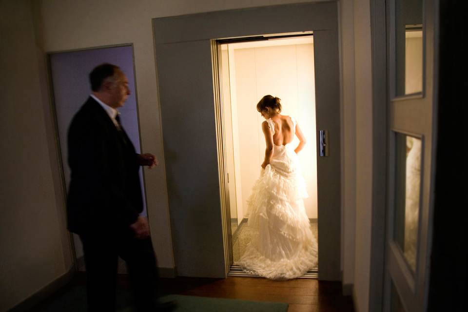Novia y padre en ascensor