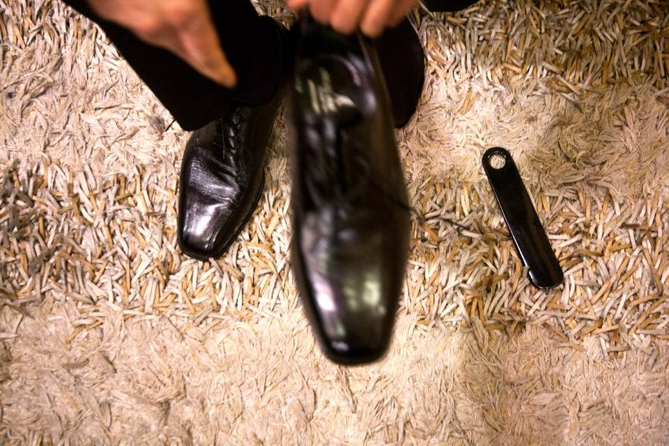 Zapatos de novio y alfombra