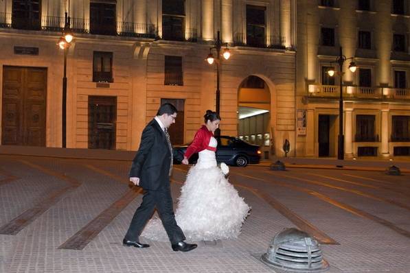 Los novios paseando