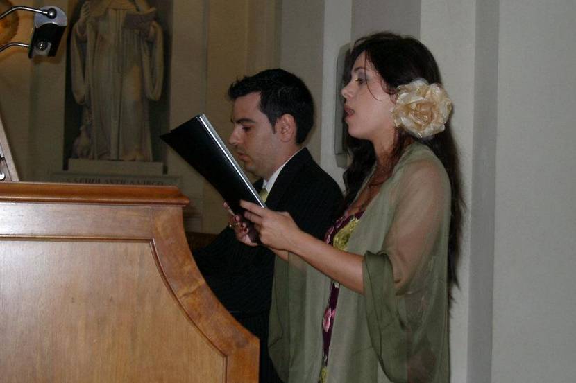 Soprano y órgano en ceremonia religiosa